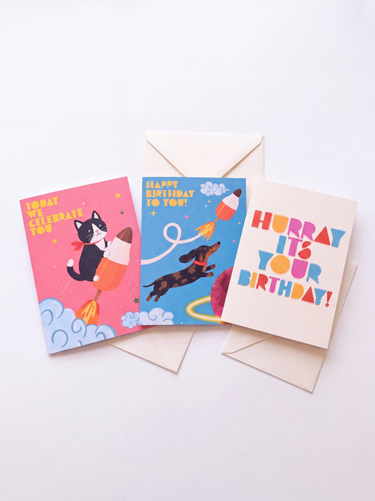 Drei Klappkarten des itsybitsy × mooi Kartensets, gefächert mit Couverts