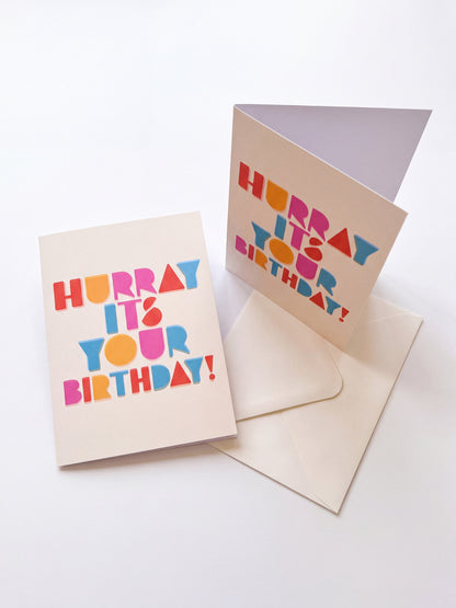 Klappkarte Hurray it's your birthday mit bunten Buchstaben