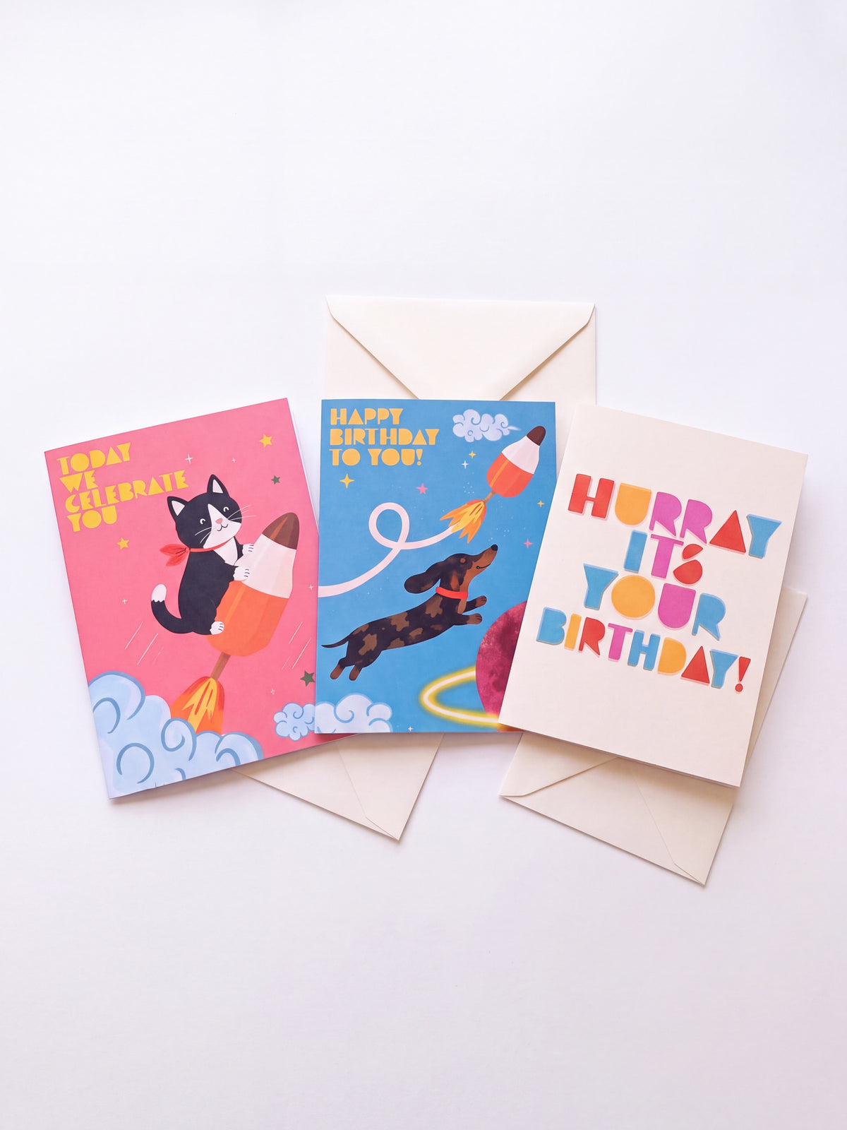 Drei Klappkarten des itsybitsy × mooi Kartensets, gefächert mit Couverts